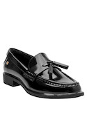 Estilo sofisticado en mocasín de cuero negro, adecuado para la mujer moderna.