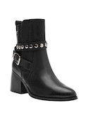 Botín negro de cuero con diseño sofisticado, perfecto para combinar con vestidos cortos o jeans ajustados.