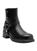 Botín de cuero mate en negro, ideal para combinar con vestidos o jeans ajustados.
