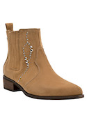 Botín casual en color camel, un complemento esencial para resaltar tu feminidad.