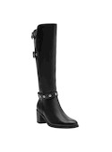 Bota casual de cuero negro con acabado suave, ideal para jeans y outfits contemporáneos.