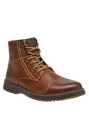 Botín casual en color camel, con pasadores metálicos, ideal para un look versátil.