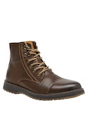 Botín de cuero natural café, ideal para un look urbano masculino.