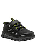 Zapatilla sintética negra con un toque de color verde, ideal para combinar con ropa casual.