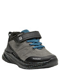 Zapatilla sintética gris, combina con pantalones cortos y camisetas para un look casual.
