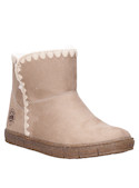 Botín de diseño atemporal en beige, ideal para explorar con comodidad y estilo.
