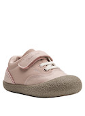 Zapatilla de niña en color rosado, diseño cómodo y casual, ideal para shorts y actividades al aire libre.