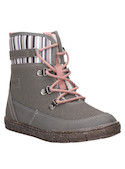 Detalles en la parte superior de botas grises para niña, combinan resistencia y estilo casual.