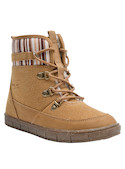 Enfoque en el diseño de las botas, color camel, estilo casual que combina con jeans o faldas.