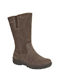 Botas de mujer en cuero café, ideales para combinar con jeans ajustados o faldas largas.