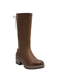 Bota de cuero café con punta redonda, diseñada para un look casual y aventurero.