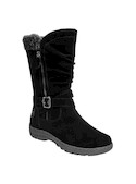 Bota de cuero negra para mujer, diseño elegante con correa decorativa que resalta su estilo.