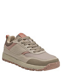 Zapatilla beige de mujer con punta redonda, adecuada para combinar con jeans o vestidos casuales.