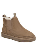 Botín casual en material sintético taupe, adecuado para combinar con jeans y abrigos.
