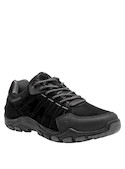 Zapatilla negra con textura suave, adecuada para un look casual con jeans o shorts.