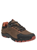 Zapatilla para hombre en color café, perfecta para un look casual y funcional en entornos urbanos.