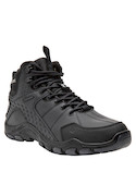 Botín negro para hombre, ideal para combinar con pantalones de trekking o joggers en diversas ocasiones.