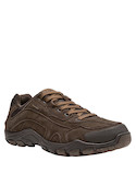 Zapatilla de hombre en color moro, diseñada para ofrecer confort en cualquier aventura.