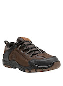 Zapatilla para hombre en cuero moreno, estilo moderno y funcional, adecuada para explorar la ciudad.