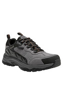Zapatilla gris de estilo outdoor para hombre, perfecta para combinar con jeans o pantalones cargo.