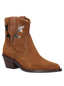 Botín vaquero en cuero camel, destacando su corte distintivo y estilo rockero.
