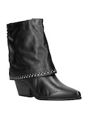 Botín negro de cuero femenino con taco bloque, ideal para un estilo moderno y desenfadado.