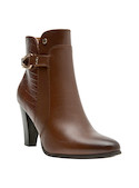 Botines de cuero café para mujer con tacón de aguja, recomendados para ocasiones especiales.