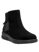 Botín de cuña negro, estilo moderno, ideal para combinar con faldas midi.