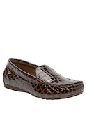 mocasín café mujer estilo chic y cómodo para falda midi