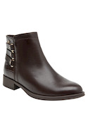 mujer botines color moro con apliques, estilo casual, ideales para combinar con ropa de diario