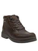 Botín elegante café para hombre, perfecto con jeans en estilo casual.