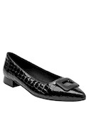 Bailarinas de cuero negro con detalle de hebilla, recomendadas para un estilo moderno y cómodo.