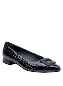 Bailarinas elegantes de cuero azul, perfectas para un look urbano y chic en mujeres.