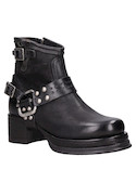 Botín urbano negro con taco bloque, perfecto para combinar con jeans o falda de cuero.