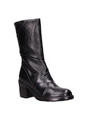 Botines de cuero negro para mujer, con acabado suave y carácter disruptivo en cada paso.