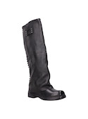 Bota negra de cuero para mujer, ideal para looks audaces con detalles metálicos y confort.