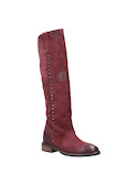 Bota urbana de cuero burdeos, mezcla de audacia y confort para ocasiones casuales.