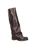 Bota de mujer en cuero moro, diseñada para brindar comodidad y estilo en actividades diarias.