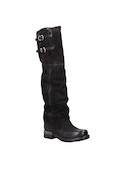 Bota de mujer artesanal italiana, destacando en cualquier outfit urbano.