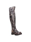 Bota alta de cuero negro, con un diseño que impone tendencia y refleja personalidad.