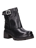 Botín de cuero negro con textura suave, ideal para un look contemporáneo con jeans ajustados.