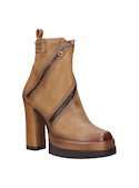 Botín de mujer en tono camel, combina con chaqueta de cuero para un look audaz.