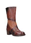 Botín de mujer en color camel, perfecto para combinar con vestidos fluidos y looks casuales.