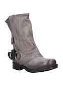 Botín urbano de cuero gris, ideal para destacar con jeans ajustados y chaqueta de cuero.