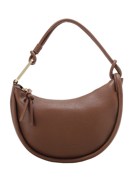 Cierre metálico grueso de cartera café de mujer, combinando funcionalidad y diseño elegante.