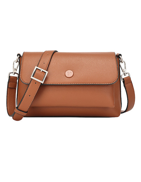 Perspectiva del bolso camel, resaltando su diseño funcional y sofisticado.