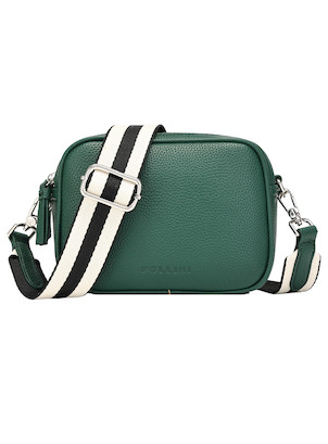 Perspectiva del tamaño compacto de la bandolera Pollini, ideal para uso diario en un look urbano.