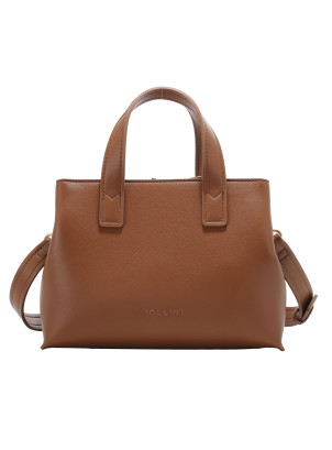 Bandolera camel para mujer, estilo casual, con acabado suave y cierre metálico.