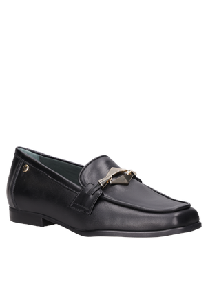 Mocasín negro de cuero con diseño minimalista, perfecto para un look elegante y cómodo en cualquier ocasión.