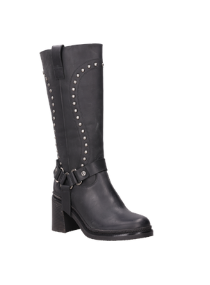 Bota negra con detalles metálicos, perfecta para combinar con jeans ajustados.